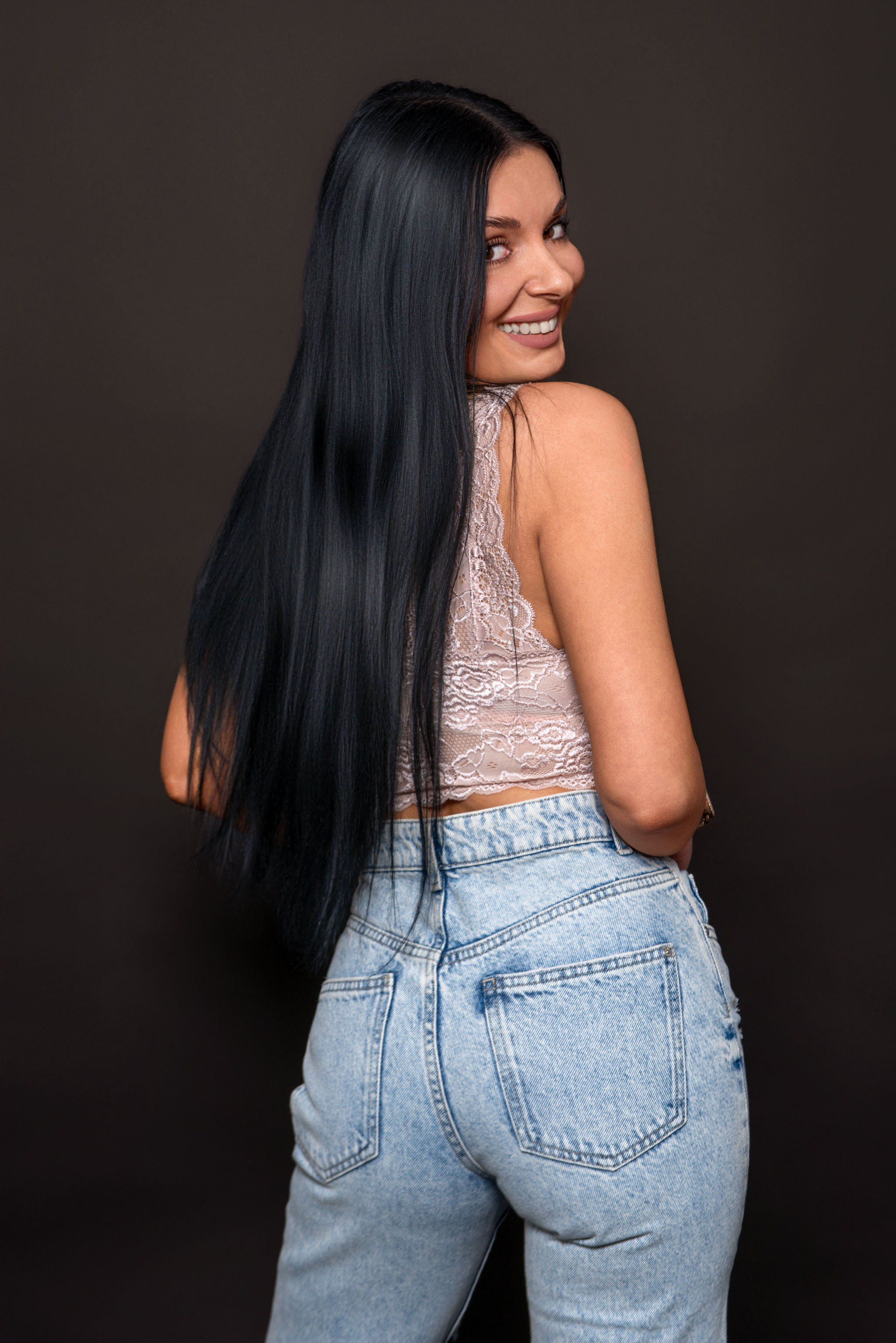 Studioshooting mit Izabela beim - Du bist schoen Fotoshooting - barfuss - Jeans - schwarzes - Shirt in Geldern - Fotostudio
