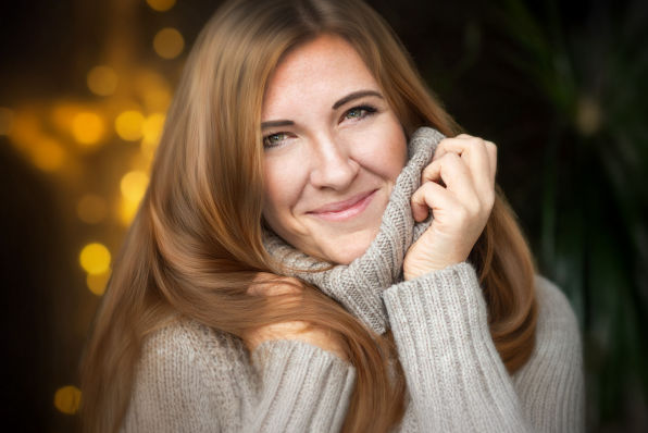 Sabrina Portrait im Studio mit Lichtern im Hintergrund. Rote Haare Model Geldern 
