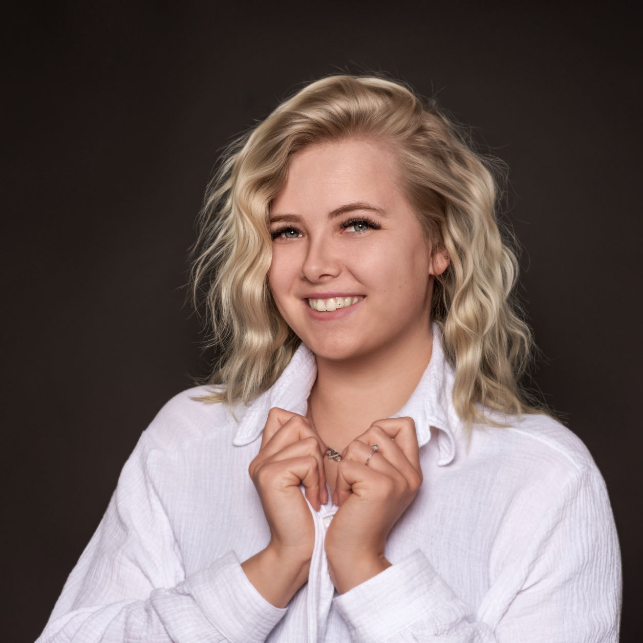 Tami beim Beautyshooting, weisse Bluse, blonde Locken, wunderschönes portrait, fotograf geldern