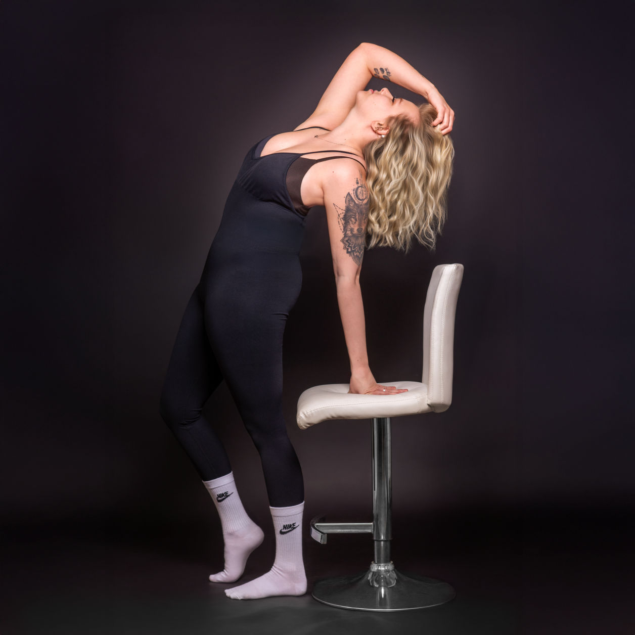 Tami beim Beautyshooting, schwarzer Bodysuit, weisse Nike Socken, blonde Locken, Fotostudio, Fotograf, Geldern