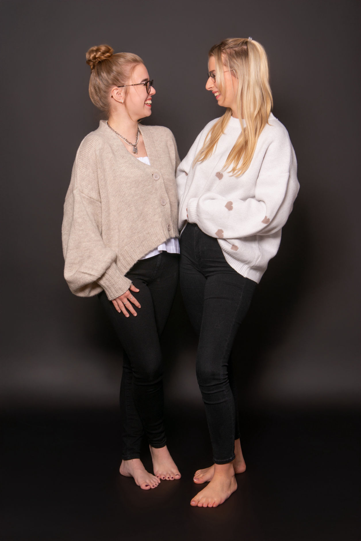 zwei junge frauen lachen sich gegenseitig an - man sieht dass ihnen das fotoshooting spaß macht - fotograf-geldern